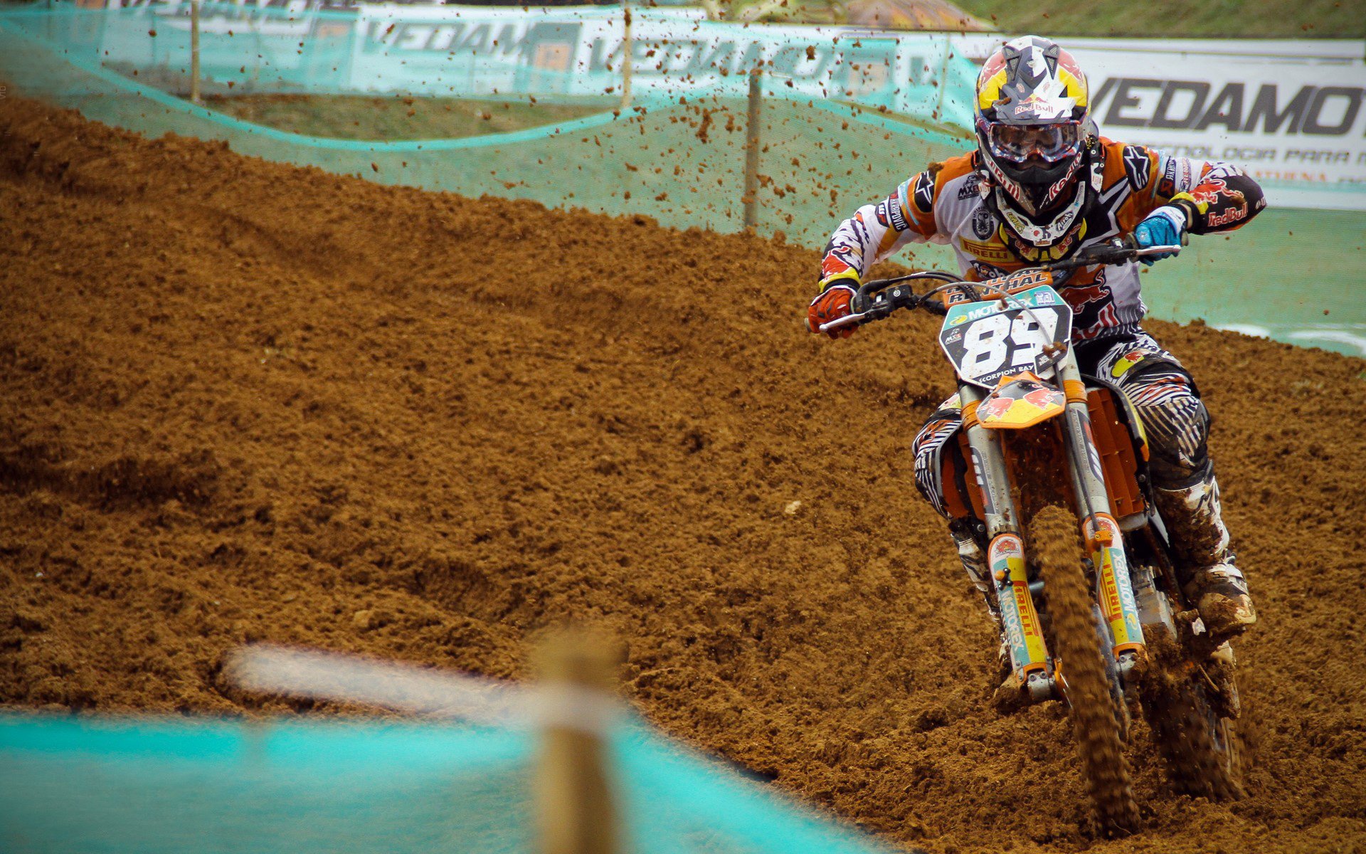 布克的节奏，F1街道赛之夜的绝对掌控者