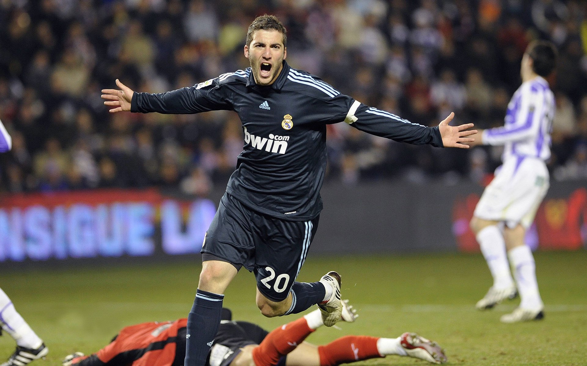 当骑士爆冷老鹰，拉梅洛在英超争冠中接管比赛—跨界竞技的唯一性启示